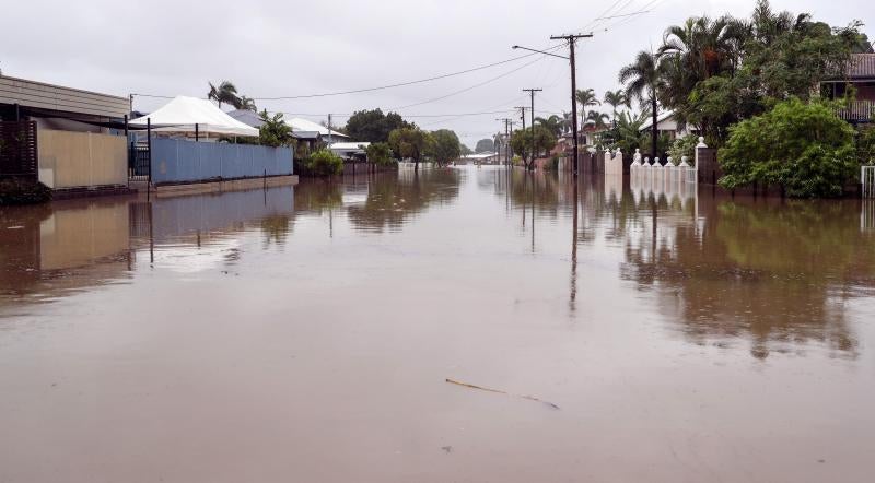 Las fotografías de una inundación en la ciudad australiana de Townsville, donde el agua ha llegado hasta las casas y colegios, ha llevado cocodrilos a las calles y ha obligado a desplegar el ejército 