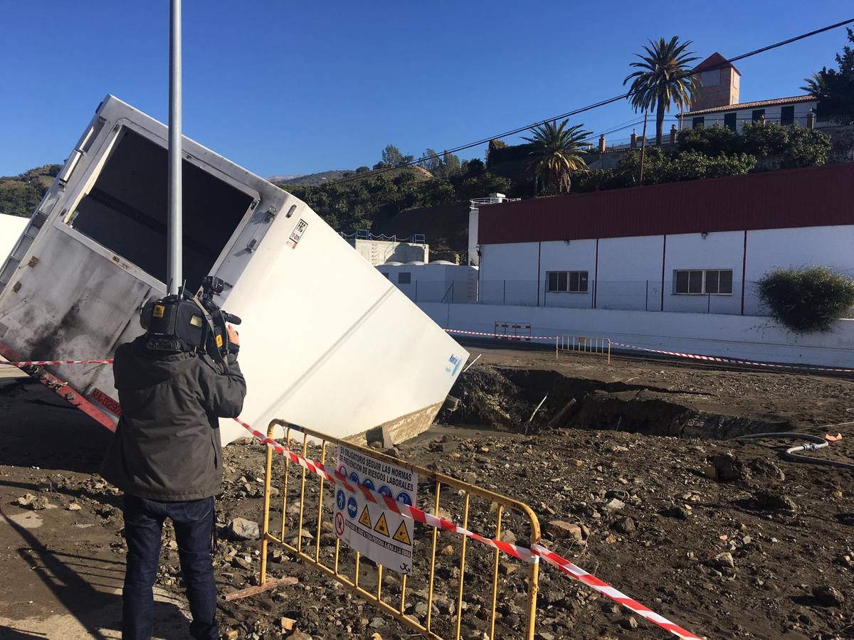 El agua llegó a alcanzar el metro y medio de altura, anegando los bajos de más de 60 viviendas. Los bomberos tuvieron que rescatar a una mujer de 90 años