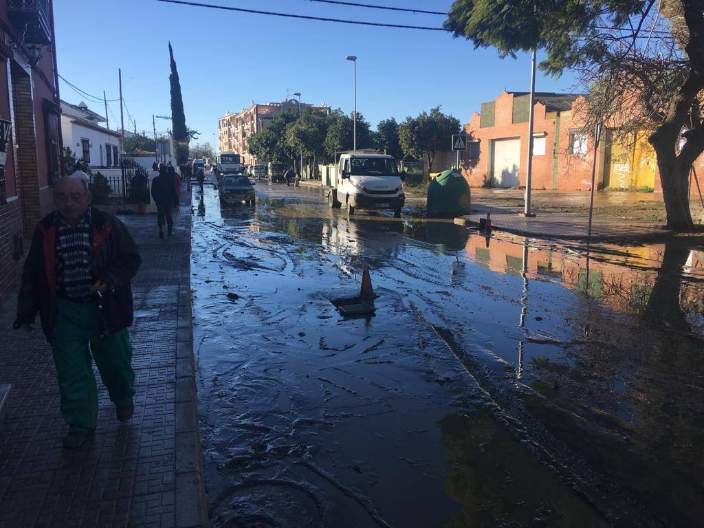 El agua llegó a alcanzar el metro y medio de altura, anegando los bajos de más de 60 viviendas. Los bomberos tuvieron que rescatar a una mujer de 90 años