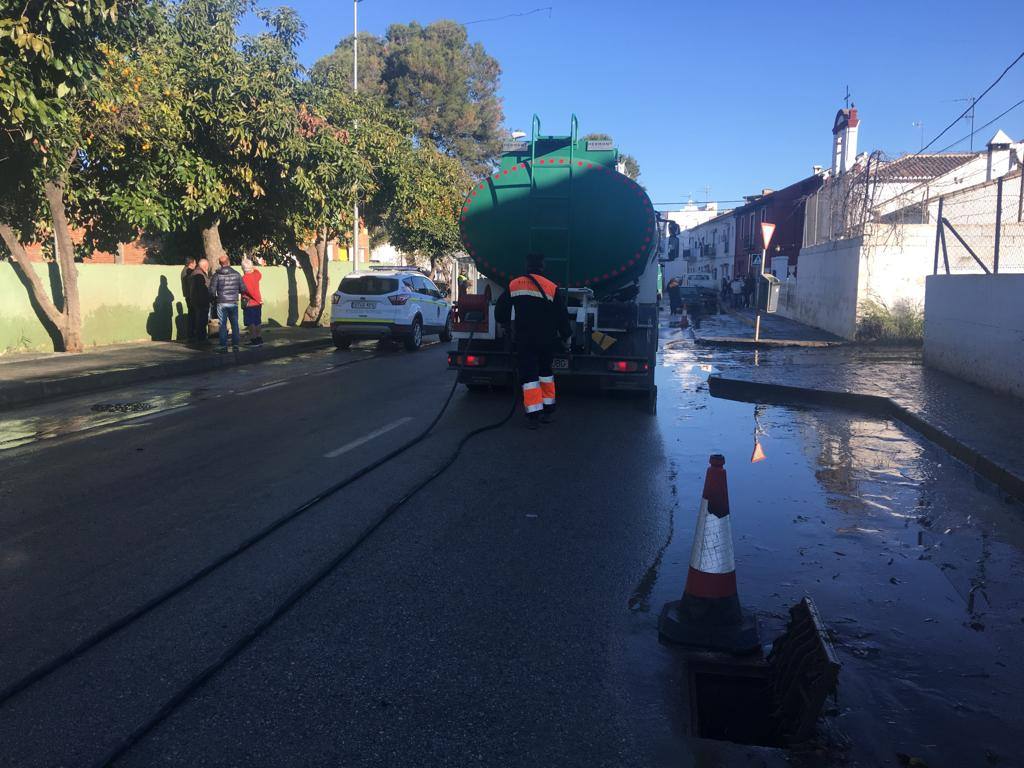 El agua llegó a alcanzar el metro y medio de altura, anegando los bajos de más de 60 viviendas. Los bomberos tuvieron que rescatar a una mujer de 90 años