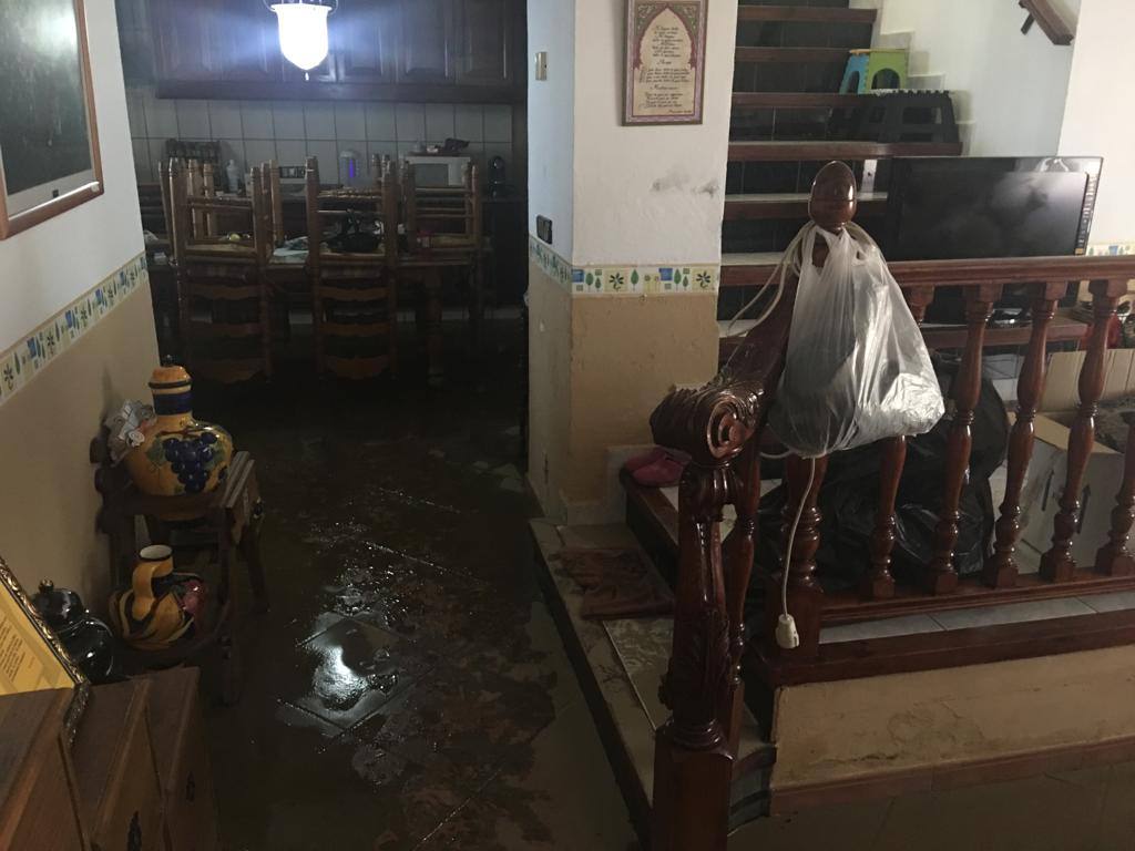 El agua llegó a alcanzar el metro y medio de altura, anegando los bajos de más de 60 viviendas. Los bomberos tuvieron que rescatar a una mujer de 90 años