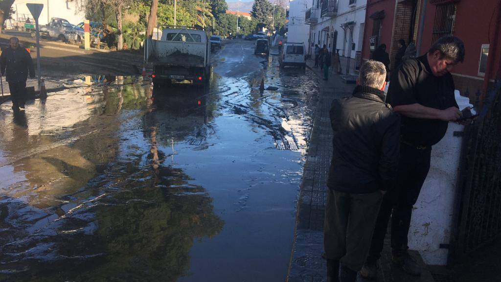 El agua llegó a alcanzar el metro y medio de altura, anegando los bajos de más de 60 viviendas. Los bomberos tuvieron que rescatar a una mujer de 90 años