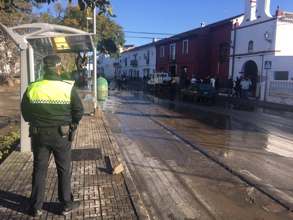 El agua llegó a alcanzar el metro y medio de altura, anegando los bajos de más de 60 viviendas. Los bomberos tuvieron que rescatar a una mujer de 90 años