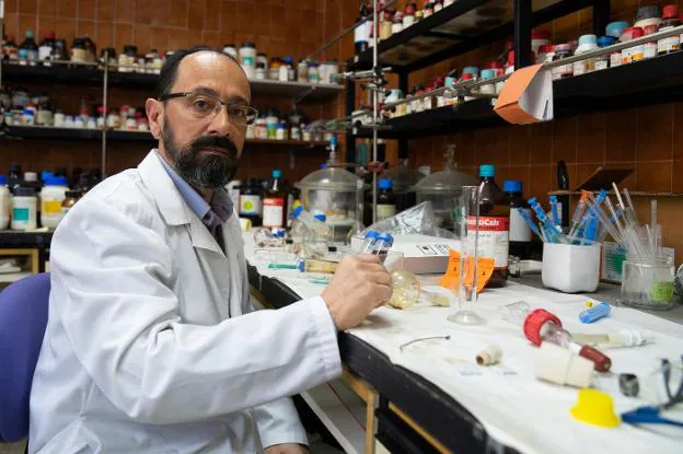 Ezequiel Pérez-Inestrosa en un laboratorio de química orgánica de la Universidad de Málaga. :: félix PAlacios