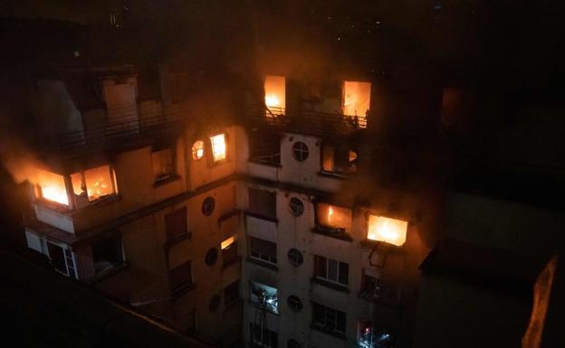 Imagen del edificio en llamas. 