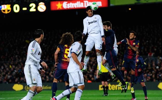 Varane remata a portería durante el último duelo copero entre ambos a doble partido 