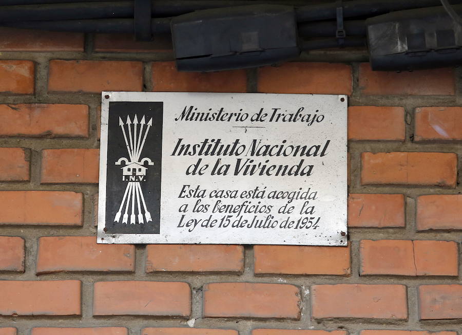 Placa en un edificio en Palencia construído por el Instituto Nacional de la Vivienda, en ella se puede observar el símbolo de la Falage.