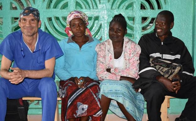 El cirujano César Ramírez, con liberianos, en su segunda estancia en ese país africano en nueve meses. 