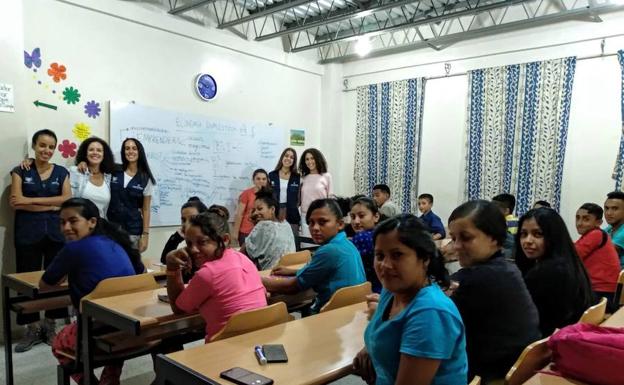 Estudiantes de la UMA, con alumnas en una clase de economía doméstica en Suyapa, Honduras. 