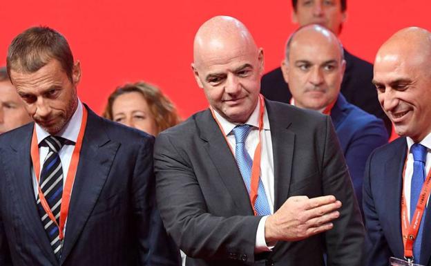 Ceferin e Infantino junto a Luis Rubiales