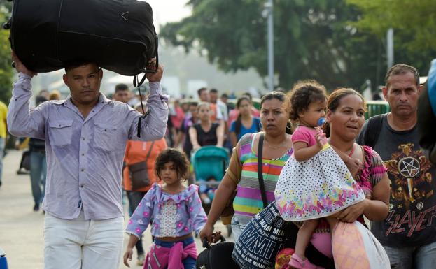 Venezolanos cruzan el puente internacional Simón Bolívar hacia la ciudad colombiana de Cúcuta. 