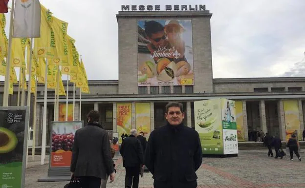 Pedro Machuca en la entrada al recinto Messe Berlín, donde se celebra Fruit Logística