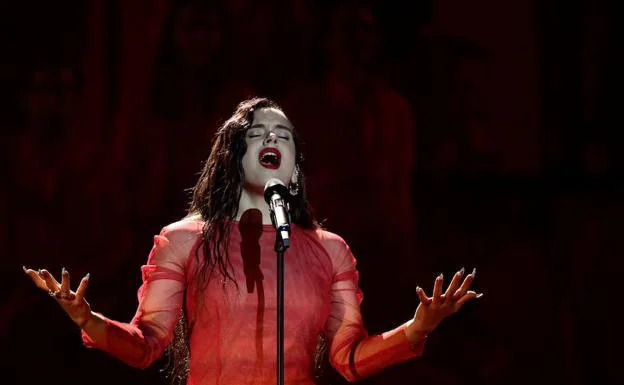 Imagen de Rosalía cantando en la gala de los Premios Goya. 