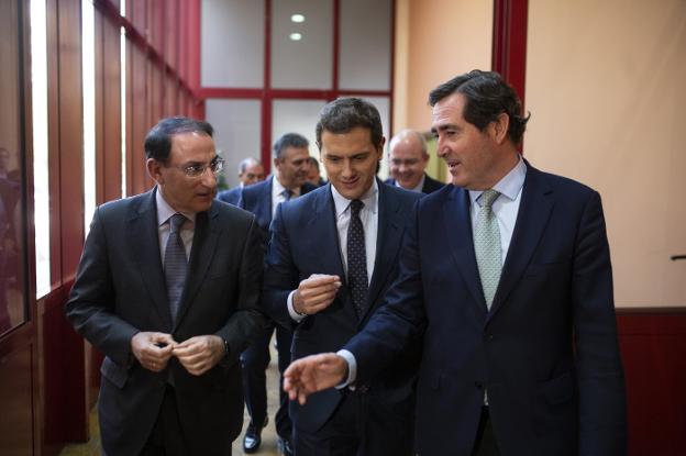 Javier González de Lara, Albert Rivera y Antonio Garamendi, en la sede de la CEA antes de un almuerzo del líder de Cs con la patronal. 