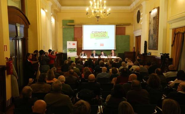 Imagen principal - El público llenó el salón de actos de Unicaja de la Acera de la Marina.