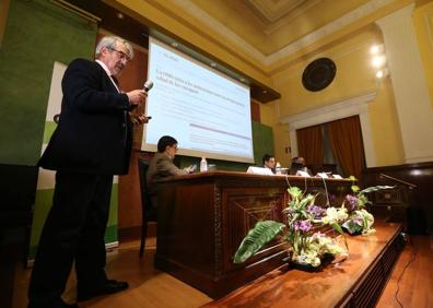 Imagen secundaria 1 - El público llenó el salón de actos de Unicaja de la Acera de la Marina.