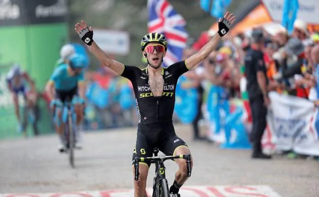 Simon Yates entra vencedor en Nava en la última Vuelta a España.