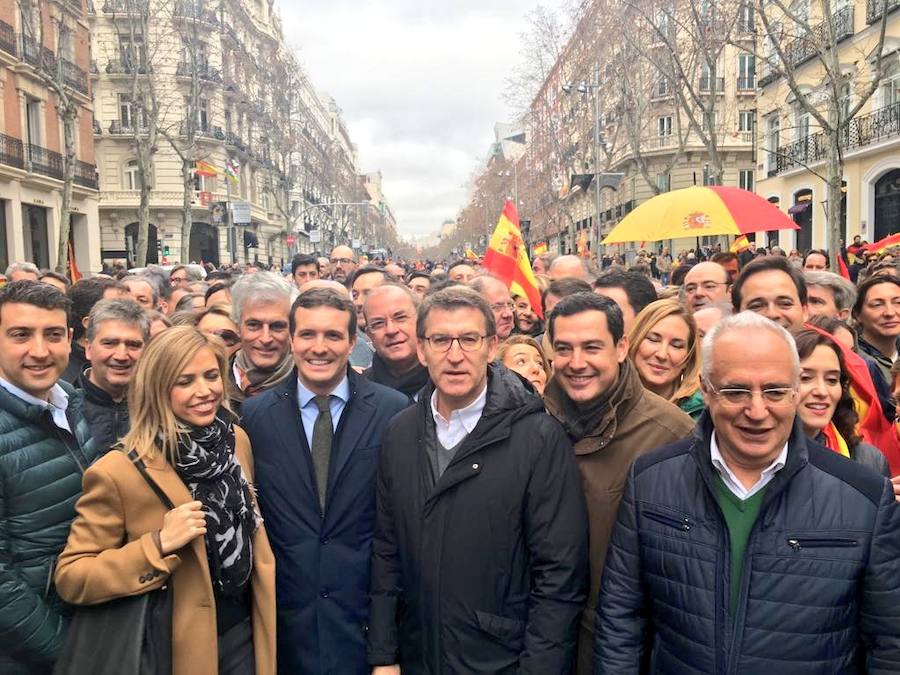 Juanma Moreno junto a otros dirigentes del PP nacional.