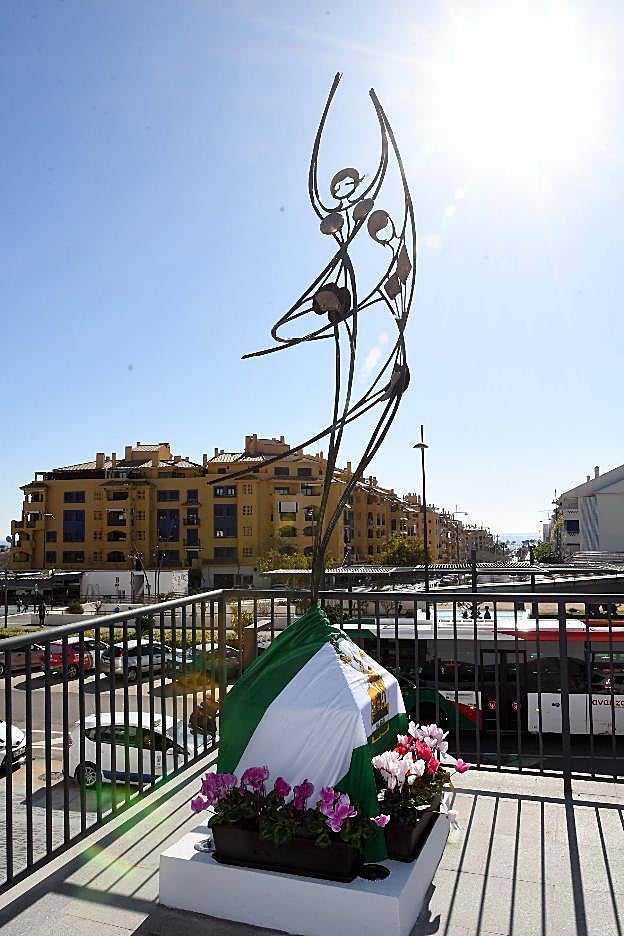 'La danza' en su emplazamiento del mirador sobre el bulevar.