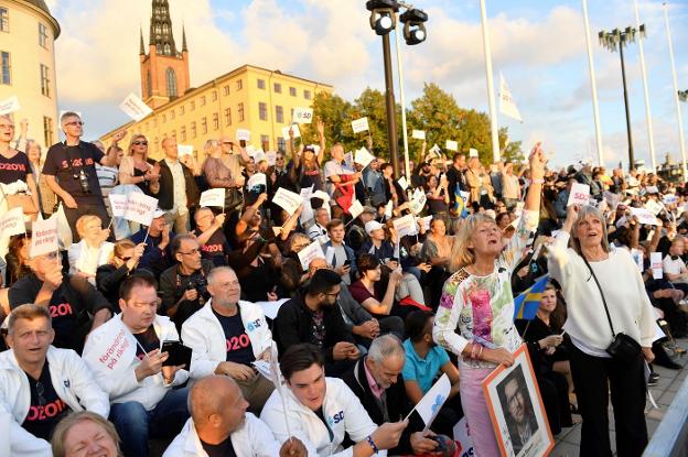 Los ultras suecos. Simpatizantes de la extrema derecha en un acto en Estocolmo. A la derecha, su líder, Jimmie Akesson. :: afp / efe