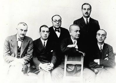 Imagen secundaria 1 - Malagueños. Los miembros de la «peña malagueña» fotografiados en 1908 (arriba) y 1928 (debajo). De izquierda a derecha, José Moreno Villa, Francisco de Orueta, Manuel García Morente, Ricardo de Orueta, Alberto Jiménez Fraud y Gustavo Giménez Fraud. Amistad. Alberto Jiménez Fraud, paseando por Málaga con José Moreno Villa en los años 20. 