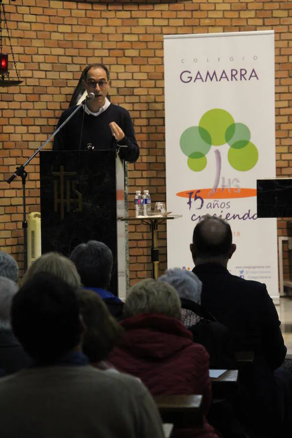 El  Colegio Gamarra acoge una charla del sociólogo y escritor José María R. Olaizola. En la foto, José María R. Olaizola, durante su ponencia.