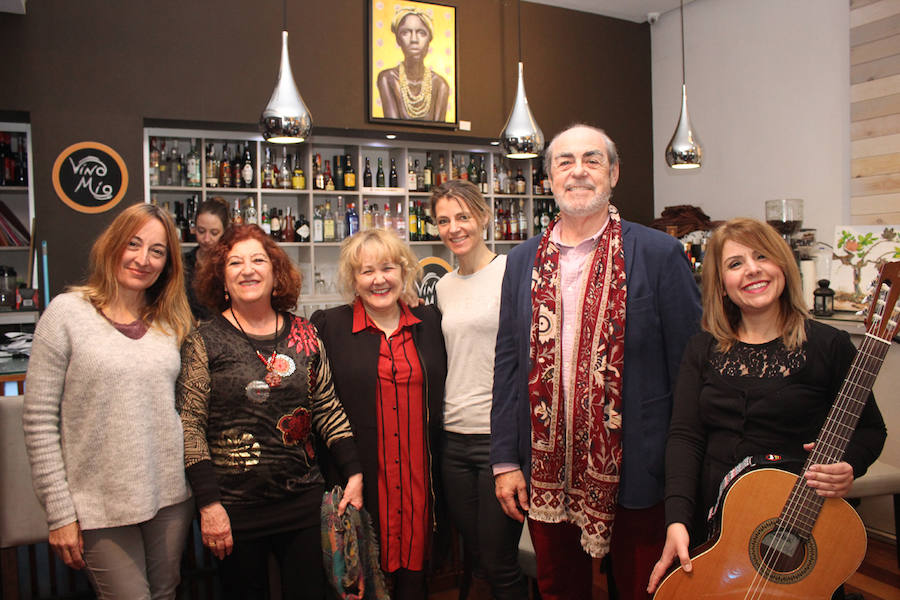 El Restaurante Vino Mío presenta una nueva edición poética que mezcla las letras, el vino y la música. En la foto, María Fernández Lago, Filomena Romero, Isabel Romero, Hèléne Mosterman, Jesús García Gallego y Pilar Bueno. 