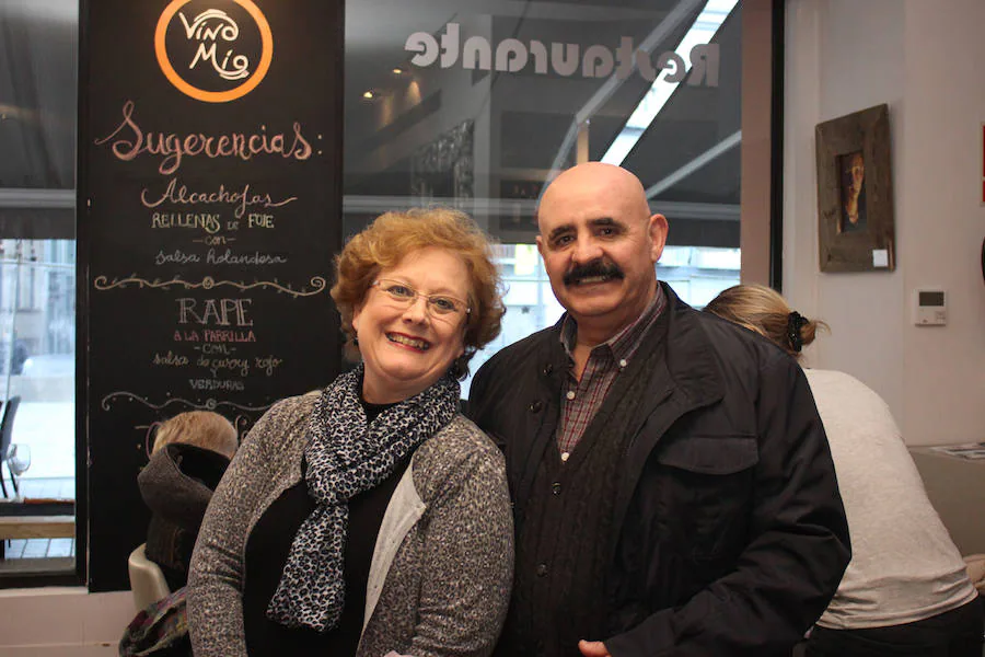 El Restaurante Vino Mío presenta una nueva edición poética que mezcla las letras, el vino y la música. En la foto, Laura Lozano y Paco Salido.