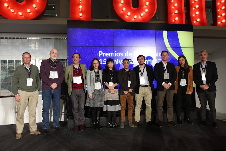 InfinitC crea sus Premios Patrocinio 15 Aniversario y los entrega en la Fábrica Victoria. En la foto, los representantes de las empresas premiadas posan en una foto de familia en la Fábrica de Cerveza Victoria.