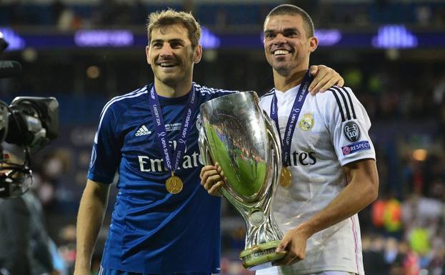 Iker Casillas y Pepe posan con la Supercopa de Europa que conquistaron juntos en Cardiff ante el Sevilla. 