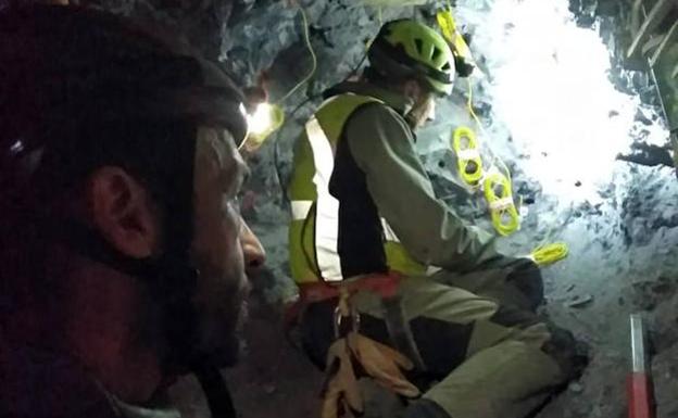 Holguín, al fondo, colocando el explosivo en el interior del túnel que debía conducir al lugar donde estaba el niño.