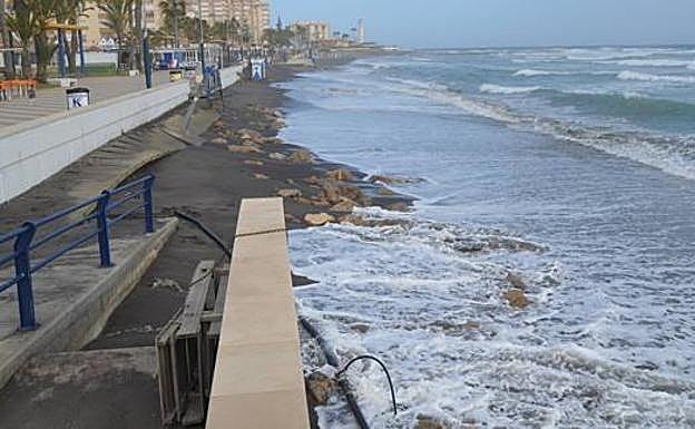 Imagen de archivo de la playa de Ferrara de Torrox, tras un temporal.