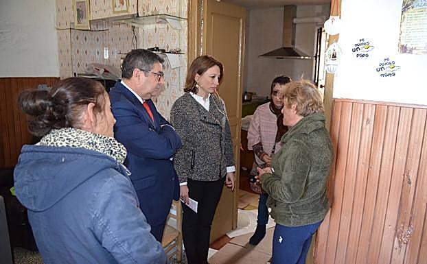 El alcalde veleño, Antonio Moreno, y la delegada de la Junta, Patricia Navarro, con vecinos de El Trapiche