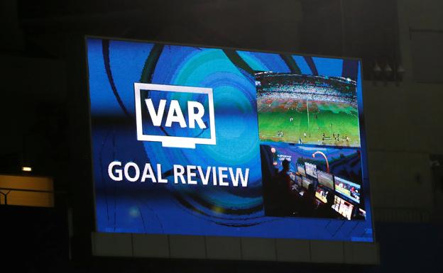 Se informa por los videomarcadores de una revisión de un gol