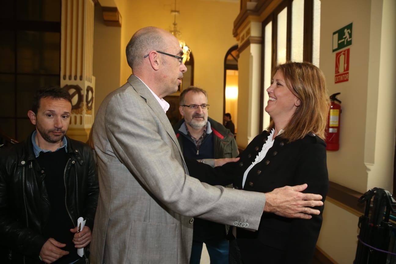 Los ya exconcejales Carmen Casero y Raúl Jiménez entregan sus actas en un pleno extraordinario para asumir sus nuevos cargos en la Junta