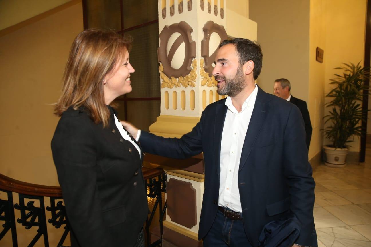 Los ya exconcejales Carmen Casero y Raúl Jiménez entregan sus actas en un pleno extraordinario para asumir sus nuevos cargos en la Junta