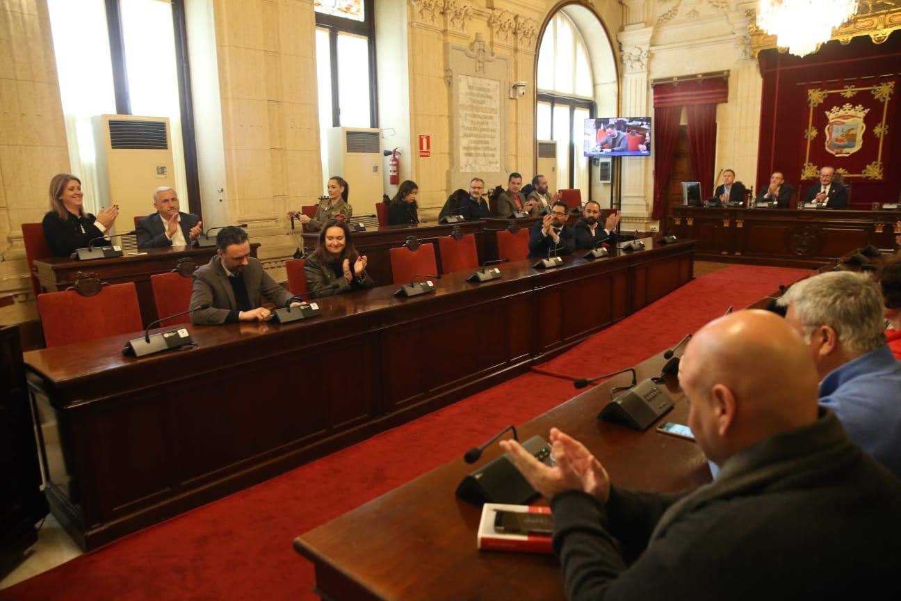 Los ya exconcejales Carmen Casero y Raúl Jiménez entregan sus actas en un pleno extraordinario para asumir sus nuevos cargos en la Junta