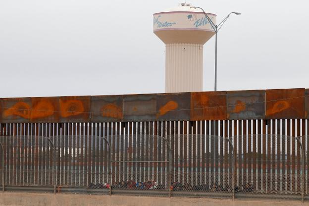 Inmigrantes centroamericanos detenidos en El Paso después de cruzar la frontera desde la mexicana Ciudad Juárez. :: josé luis gonzález / reuters