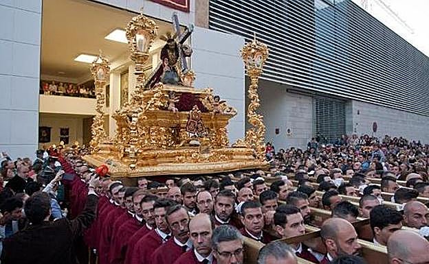 Imagen de archivo del trono de Nuestro Padre Jesús de la Misericordia, a su salida de la casa hermandad. 