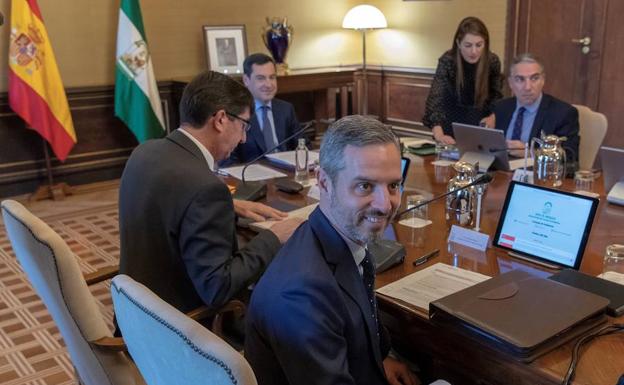 El nuevo consejero de Hacienda, Juan Bravo Baena, en la reunión del Consejo de Gobierno ayer. 