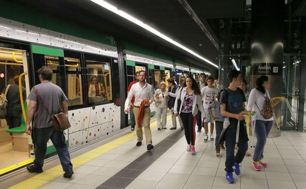 Imagen de archivo de usuarios en el metro de Málaga.