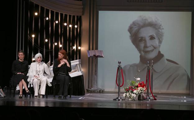 Concha Velasco, entre Irene Gamell e Irene Soler, en un momento de la función, ayer en el Cervantes. 