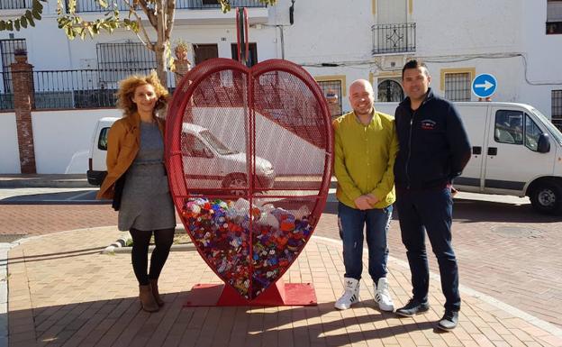 Rosa Arrabal, Álex Barba y Óscar Jiménez, junto al corazón instalado en Maro. 