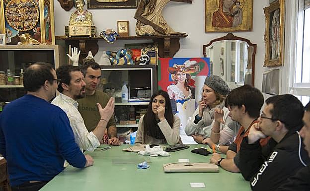 Santiago Ydáñez y Miki Leal, ayer durante el taller en la Escuela de San Telmo. 