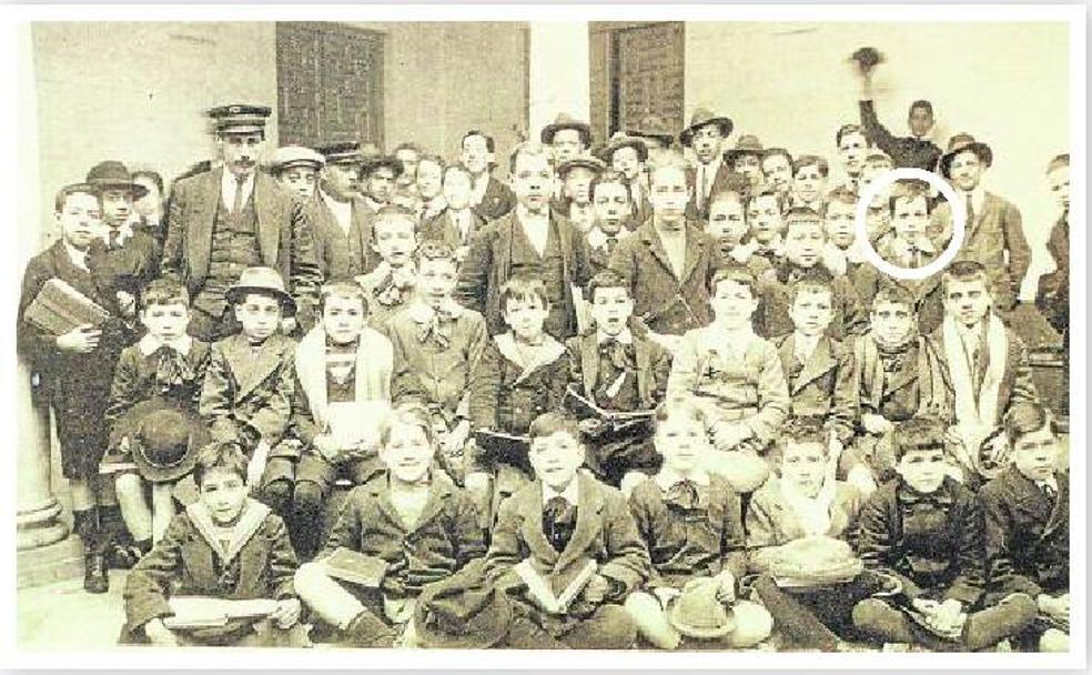 En el colegio. Severo Ochoa (en un círculo), con sus compañeros en Málaga.