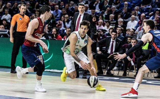 Nico Laprovittola (c), en una acción del partido ante Baskonia.