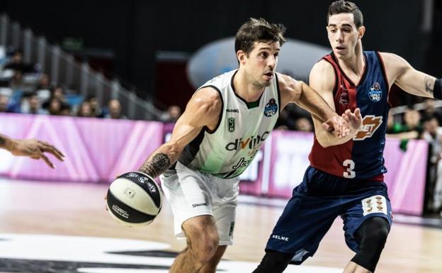 Nico Laprovittola, durante una acción del partido.