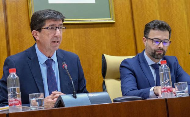 Juan Marín, junto al presidente de la comisión, ayer en la primera comparecencia parlamentaria.