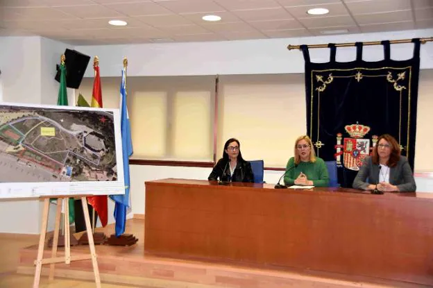 Mula presentó ayer la iniciativa junto a sus responsables en el Ayuntamiento de Fuengirola. :: i. g.
