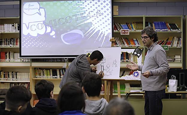 Elías ayuda a Pachi a colorear uno de sus dibujos.